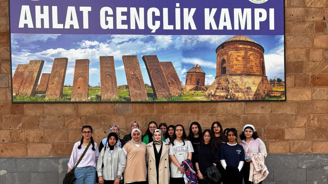 Bitlis Ahlat Gençlik Kampı, okulumuz Şanlıurfa Sosyal Bilimler Lisesi'nden 15 öğrencimizin katılımıyla gerçekleşti. 